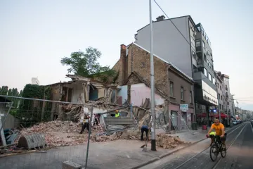 Umalo tragedija: u Tratinskoj ulici na kolnik i tramvajsku stanicu srušila se građevinska skela