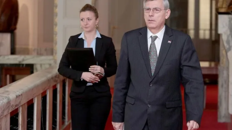 Traže hrpu službenika na neodređeno vrijeme i tvrde da popunjavaju praznine