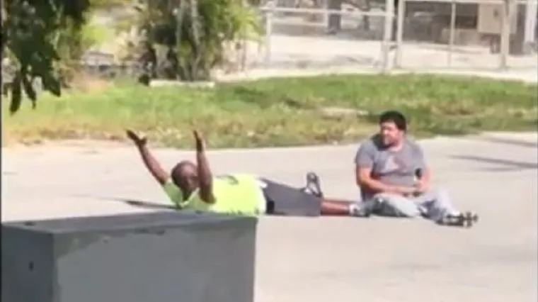 Policija pucala u crnca dok je s podignutim rukama ležao na tlu!