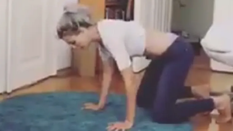 Ella pokazala što je naučila iz knjige koju je dobila s 8 godina