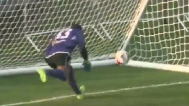 Postoje komični autogolovi, a postoji i ovo 'majstorstvo'