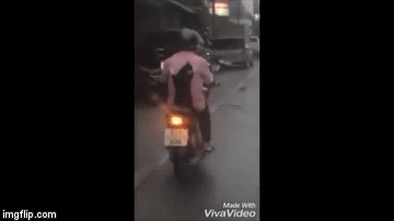 Drži se za njega kao da joj život ovisi o tome... a ovisi