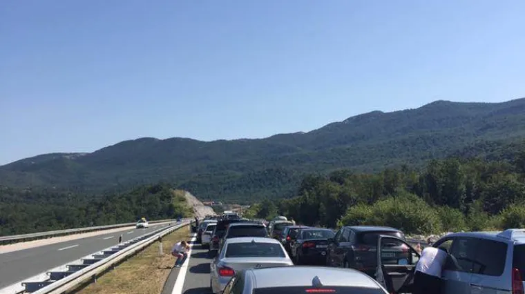 Kolone na putu prema moru: uklonjena prevrnuta brodica na A1, ponovno otvoren tunel Sveti Rok!