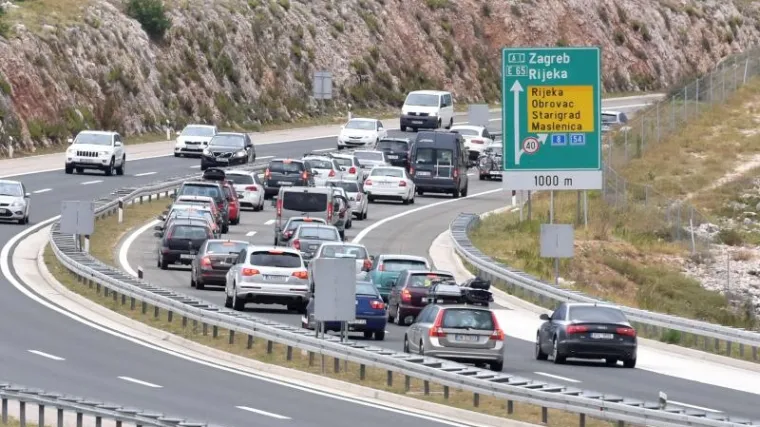 Kilometarske kolone u smjeru Splita zbog prevrnutog broda!