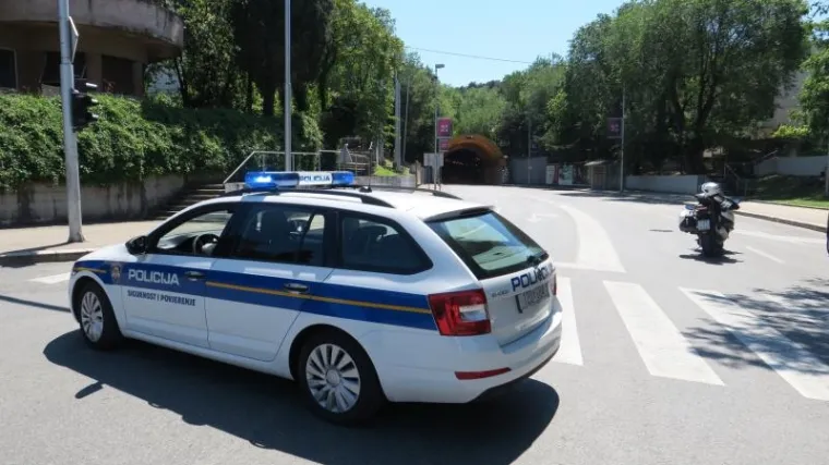 Vozio bez kacige, dozvole i registracije, naletio na Toyotu i zavr&scaron;io u bolnici