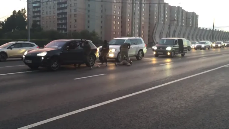 Bahati putnici iz Porschea napali biciklista, ali se odnekud pojavili specijalci!