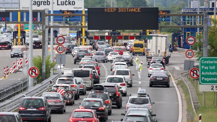 HAK upozorava na gužve: kod Brinja kolona od 4 km, prema Lučkom 12 km