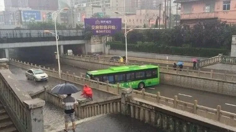 Vozač autobusa izveo skoro nemogući manevar kako bi spasio svoje putnike od poplave!