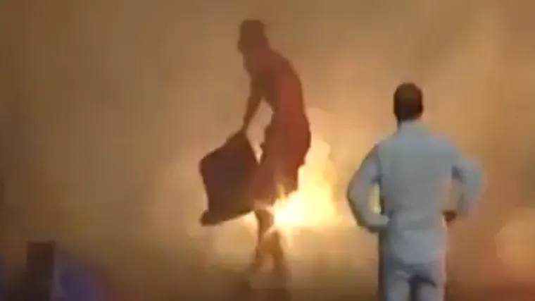 Vječni derbi u raljama huligana, teren zasut bakljama i stolicama