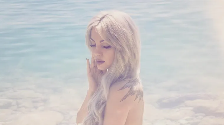 Žanamari je tako vruće da je skoro skinula sve sa sebe