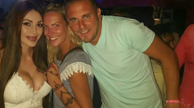Žorž i Marina pozirali s jako bujnom brinetom