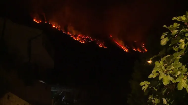 Vatra prijeti mjestu Krila Jesenice, vatrogasci pod uzbunom!