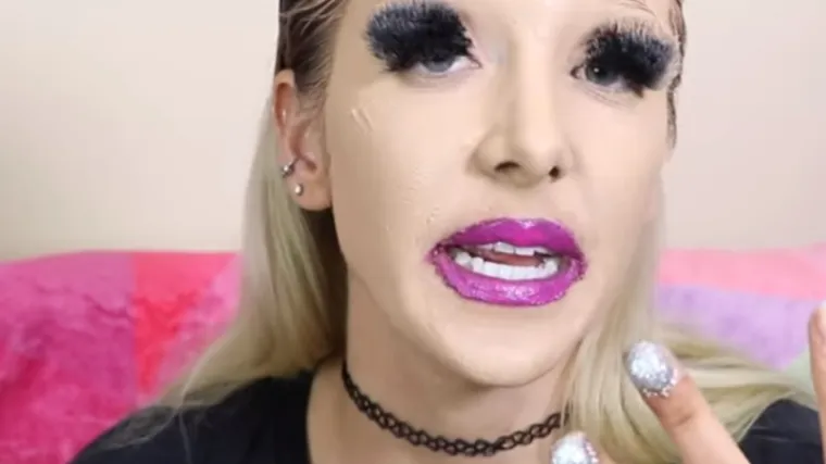 Nastavak suludog trenda: Stavila je ukupno 600 slojeva šminke, a rezultat je apsolutno grozan