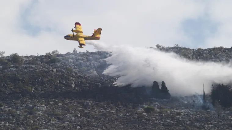 Zračne snage od ranog jutra na požari&scaron;tima: vatru gasi &scaron;est protupožarnih zrakoplova