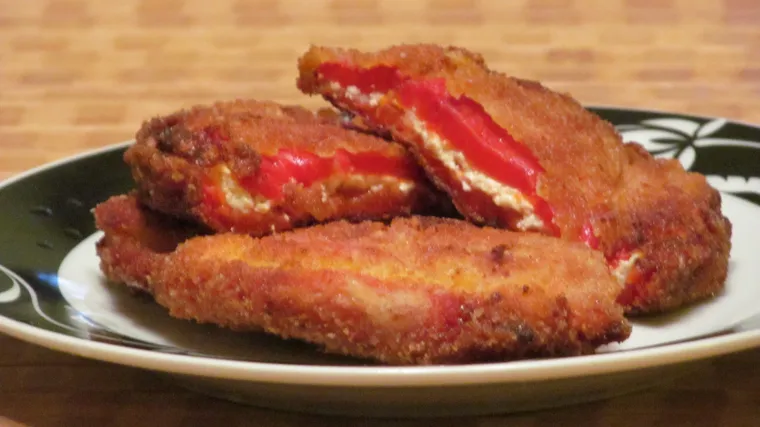 Brzinski ručak: Pohane domaće paprike punjene feta sirom i začinima