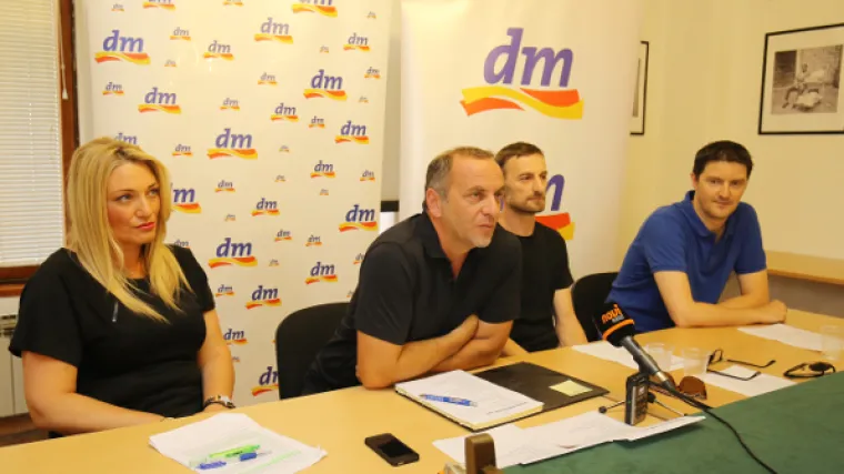 Najmasovniji skok u more uz koncert TBF-a i najveći rižoto na Jadranu