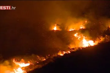 Požar zahvatio područje pored Splita: 110 vatrogasaca pokušava obuzdati vatru koja se približava kućama