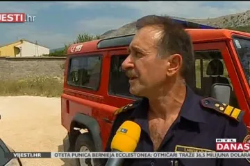 Požar kod Omiša i dalje gori: vatra se proširila na drugo stranu brda Perun