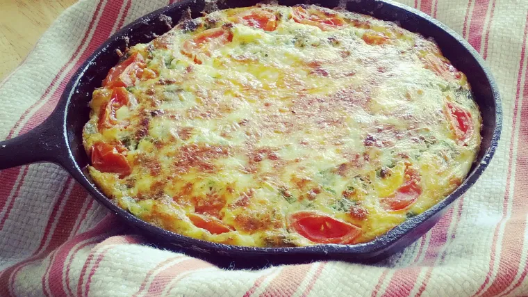 Brzinski ručak: Ljetna fritaja s tikvicama, patlidžanom i rajčicom