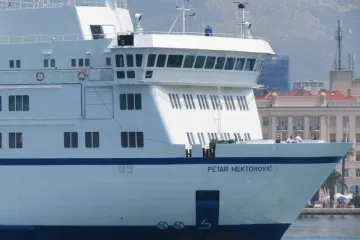 Golemi trajekt nije isplovio zbog zaštopanih zahoda, stotine putnika čekali satima