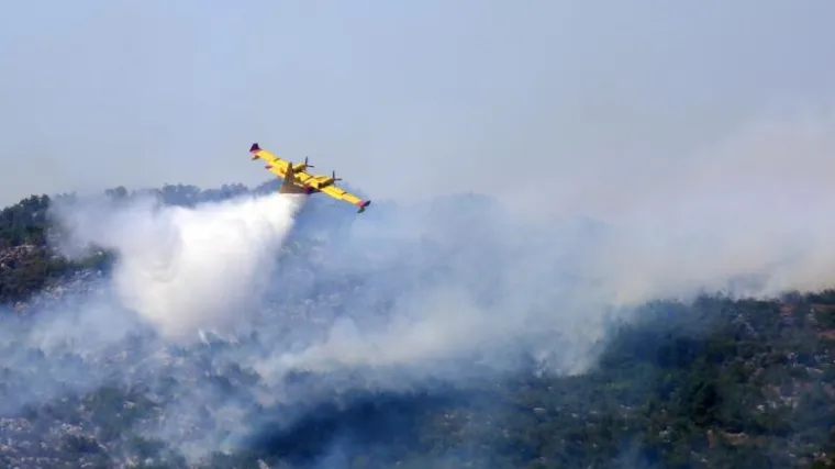 Vatrogascima u pomoć stigli kanaderi i helikopteri