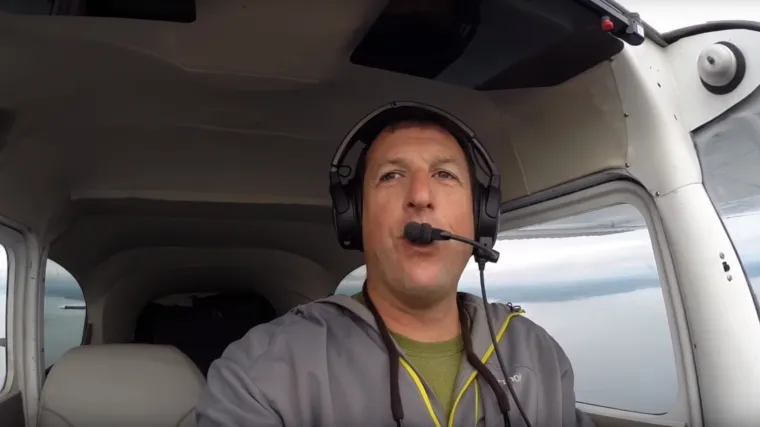 Ovaj čovjek skočit će bez padobrana s osam kilometara visine!