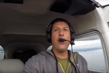 Ovaj čovjek skočit će bez padobrana s osam kilometara visine!