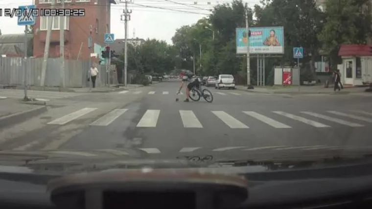 Svaka čast! Biciklist spasio mačkicu na prometnoj cesti, a njegov potez internet je proglasio herojstvom