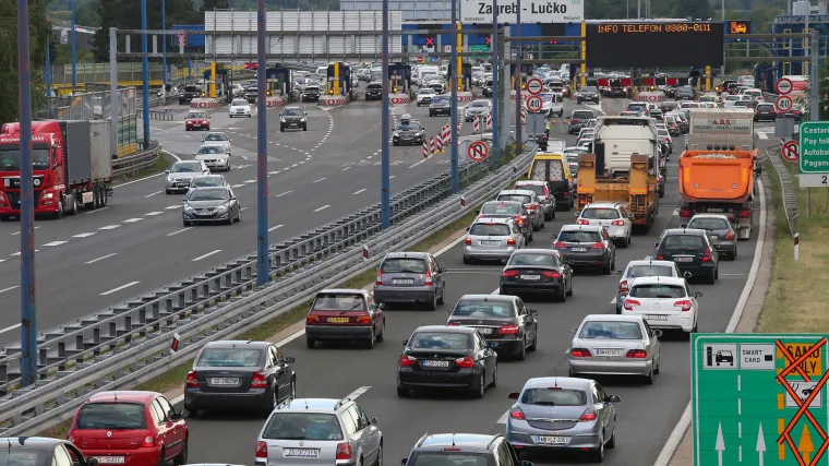 Počele su gužve: kolone prema graničnim prijelazima Ka&scaron;tel i Plovanija