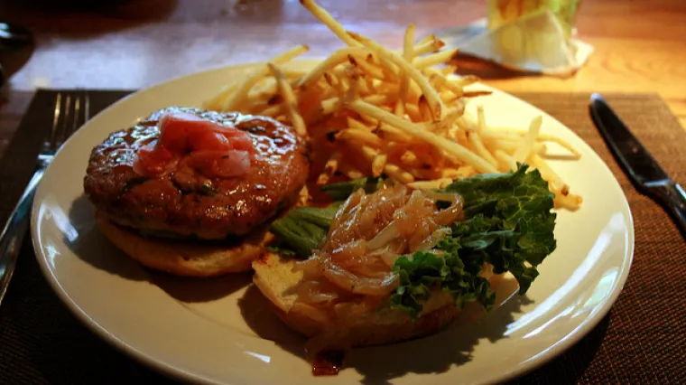 Brzinski ručak: Pljeskavice od tune s mladim lukom i mrkvom