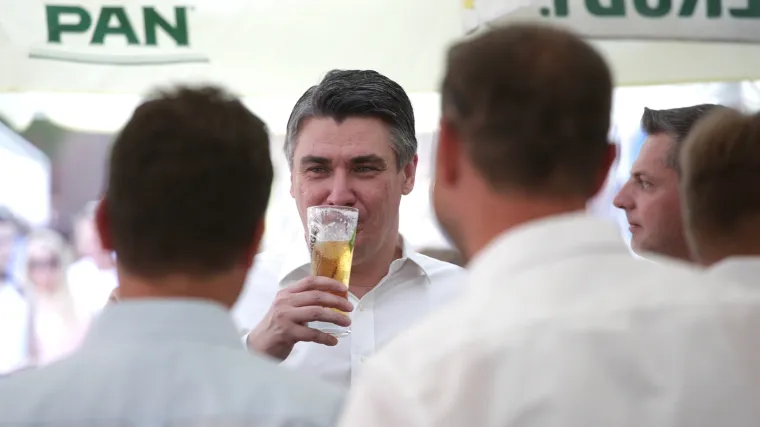 Milanović se osvježio pivom pa biračima poručio: 'HDZ-u nije za vjerovati'