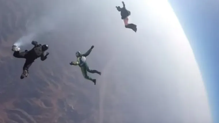 Ono &scaron;to se ne viđa ni u akcijskim filmovima, njemu je uspjelo: skočio sa 7620 metara bez padobrana!