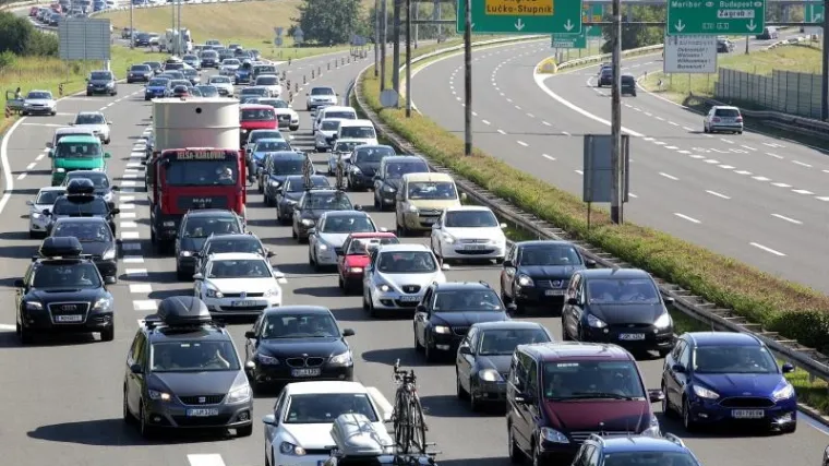 Na prijelazu Bajakovo kilometarska kolona