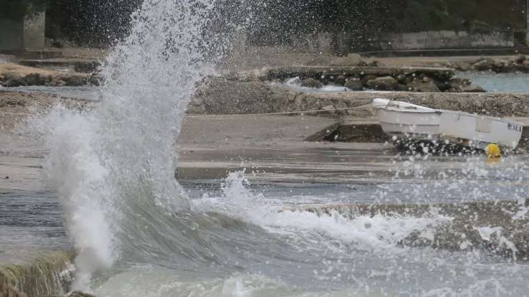 Zbog oluje izdano upozorenje drugog stupnja, nevrijeme već pogodilo Dalmaciju