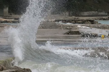 Zbog oluje izdano upozorenje drugog stupnja, nevrijeme već pogodilo Dalmaciju