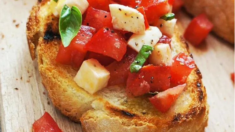 Brzinski ručak: Bruskete s rajčicom, mozzarellom i če&scaron;njakom