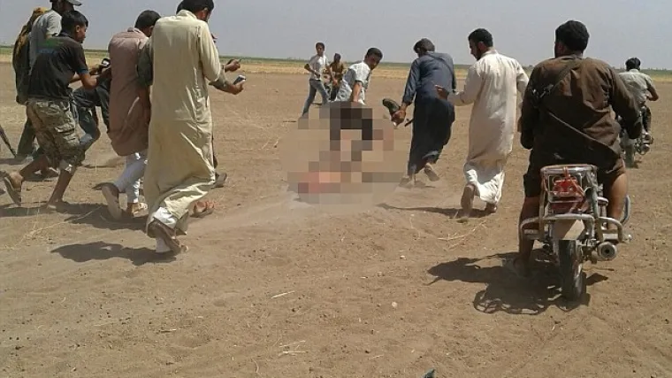 Sru&scaron;en ruski helikopter u Siriji, pobunjenici vukli tijelo pilota po tlu!