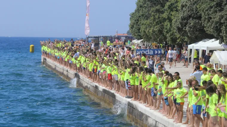 Jubilarni 10. dm millennium jump: Rekordan broj sudionika skakao sa zadarske rive