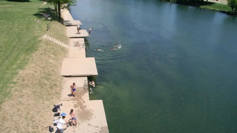 Ljudi u &scaron;oku kad su shvatili od čega je mrlja na povr&scaron;ini rijeke