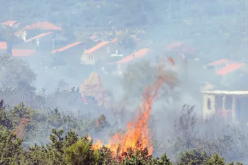 Požar koji je u srijedu buknuo kod Šibenika u jednom se trenutku opasno približio kućama