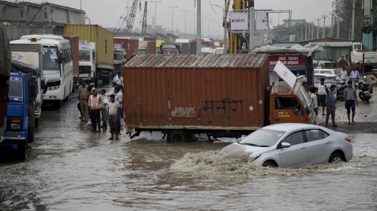 Uru&scaron;io se most na autocesti u Indiji: dva autobusa pala u rijeku, nestale najmanje 22 osobe
