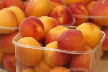 Breskve iz Italije prodaju s natpisom 'Garantirano iz Hrvatske'