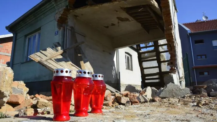 Dvoje ljudi poginulo nakon &scaron;to su se autom zabili u kuću