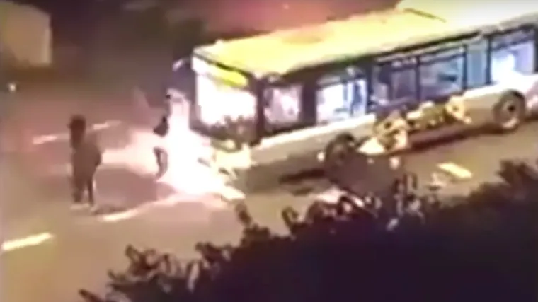 Grupa mladića fanatično vikala 'Allahu Akbar' pa zapalila autobus!