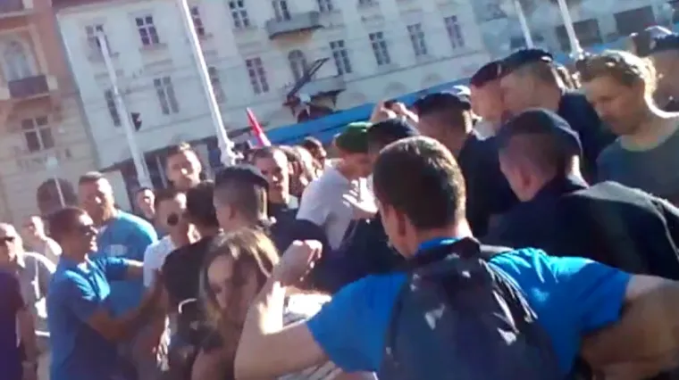 Divljaci udarili prosvjednicu &scaron;akom u glavu na Trgu bana Jelačića! Pogledajte snimku