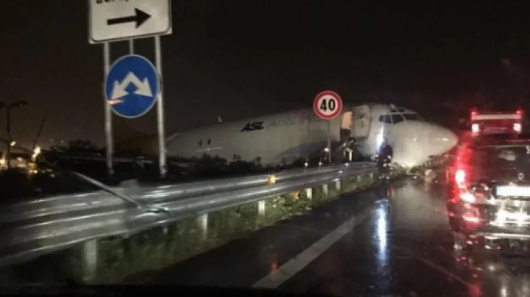 Zrakoplov zbog lo&scaron;ih vremenskih uvjeta po slijetanju zavr&scaron;io na cesti pokraj piste