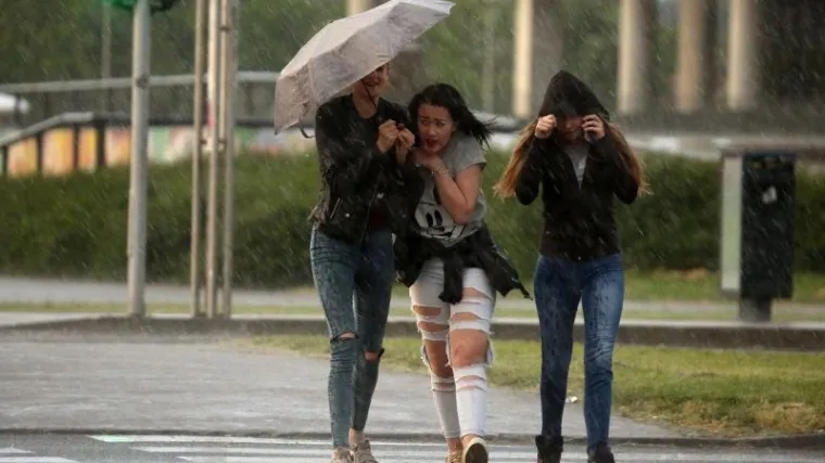 Stižu grmljavine i pljuskovi, temperature padaju više od deset stupnjeva!