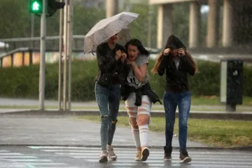 Stižu grmljavine i pljuskovi, temperature padaju vi&scaron;e od deset stupnjeva!