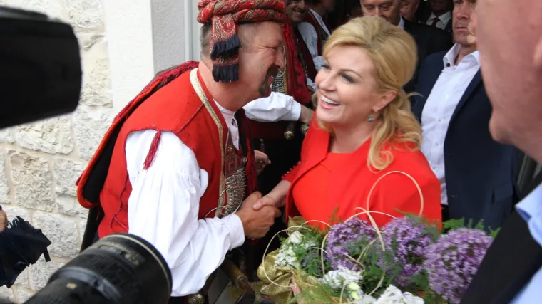 Političari nahrupili na Sinjsku alku: stigli HDZ-ovci i Mostovci, predsjednicu alkari iznenadili cvijećem