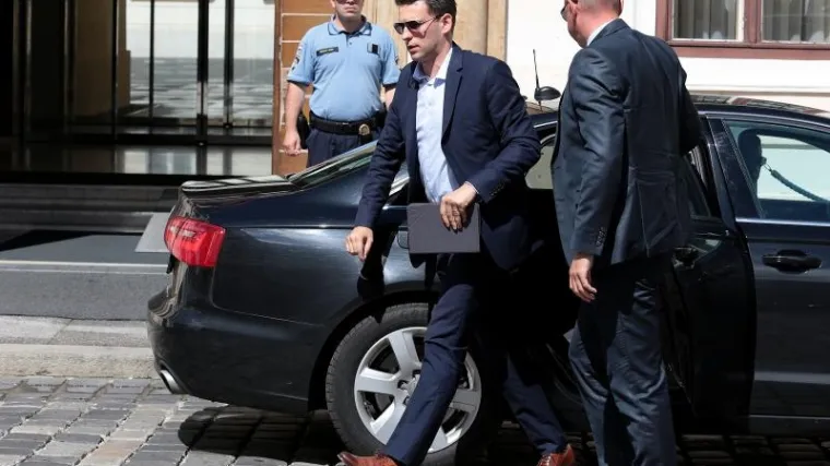 Božo Petrov je svakog tjedna putovao kući, novinari otkrili koliko nas je to koštalo